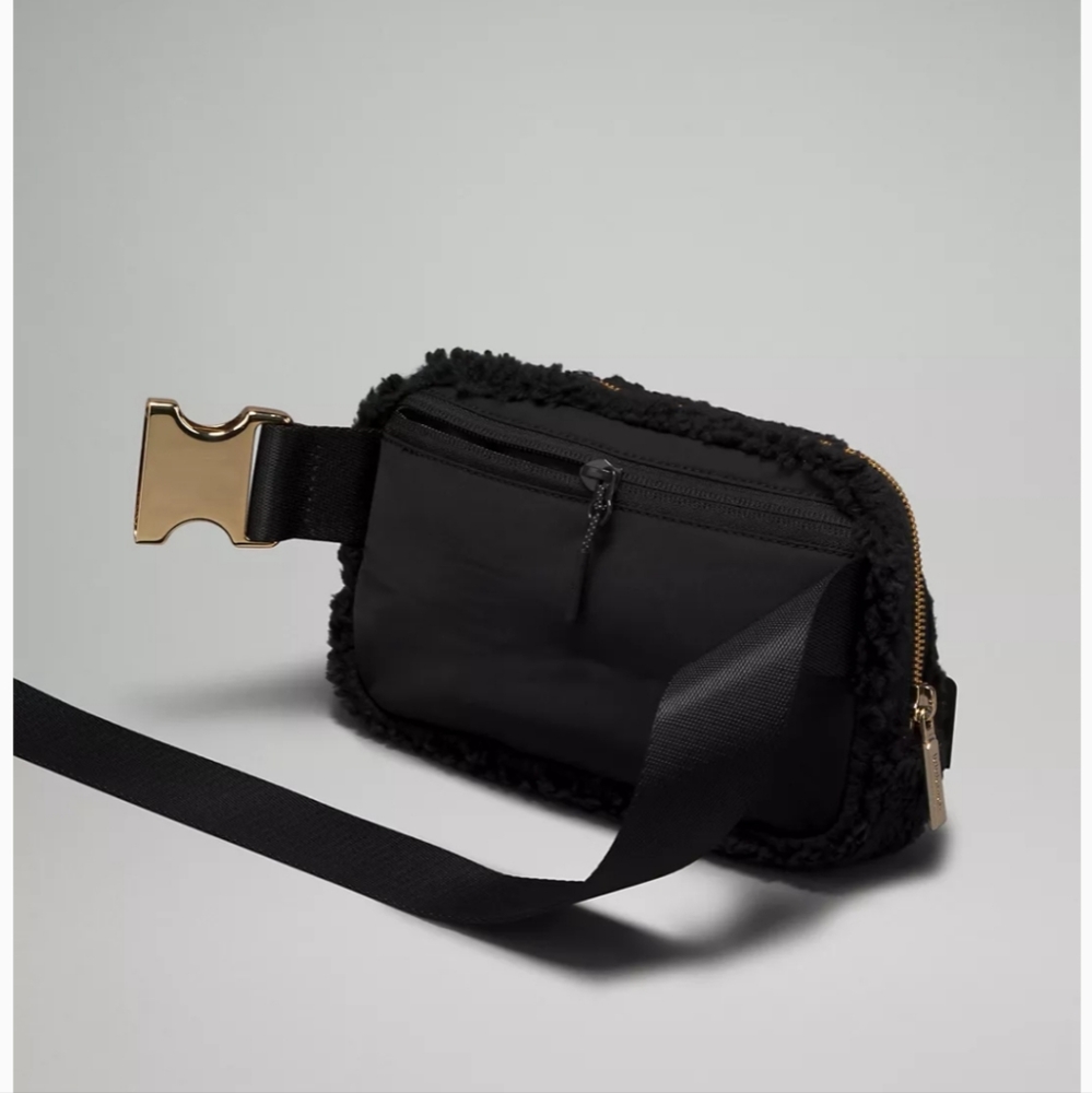 ๐ HOST PICK ๐ LULULEMON EVERYWHERE BELT BAG 1L BLACK AND GOLD FLEECE ๐ค๐ - Picture 4 of 9